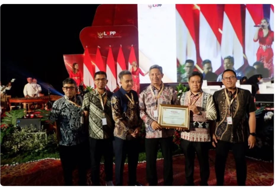 Pemerintah Provinsi Sulawesi Selatan mendapatkan Piagam Anugerah Pengadaan peringkat ke-2 untuk kategori persentase nilai transaksi produk dalam negeri (PDN) Tahun 2023